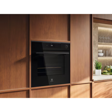 Electrolux 60cm 700 MealAssist SteamCrisp built-in single steam oven with 72L capacity |KOCAP3XH
