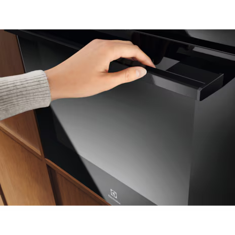Electrolux 60cm 300 Series built-in single oven with 65L capacity |KOHGE00BK - Urbancucine 