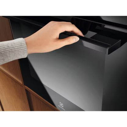 Electrolux 60cm 300 Series built-in single oven with 65L capacity |KOHGE00BK - Urbancucine 