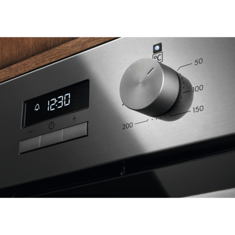 Electrolux 60cm 300 Series built-in single oven with 65L capacity |KOHGE00BX