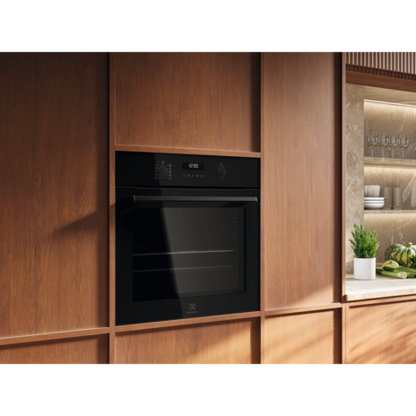 Electrolux 60cm 500 SurroundCook built-in single oven with 71L capacity |KOFDP16Z